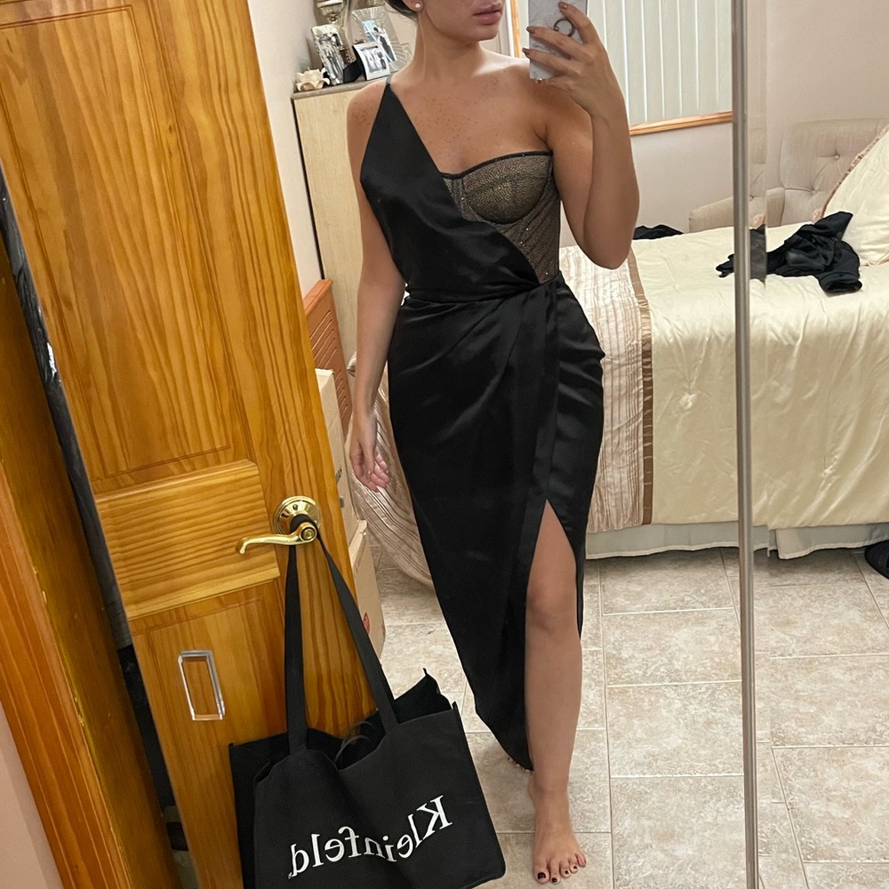 Chic 1-shoulder corset slit black tie appropriate